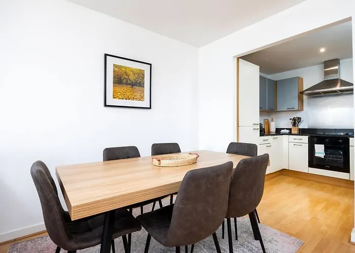 Lovely 2 Bedroom Apartment With Balcony